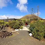Vila La Bodega - House On Volcano With A Piano Haría