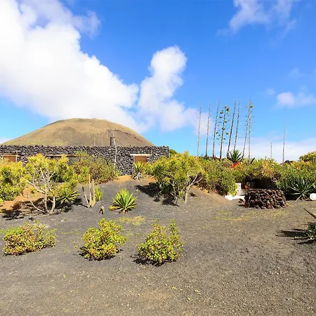 La Bodega - House On Volcano With A Piano Vila Haría